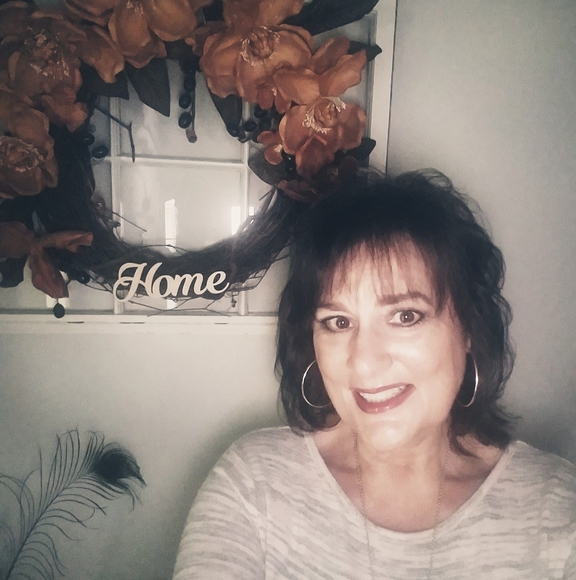 Meet your Posher, Carolyn - Picture 1 of 1